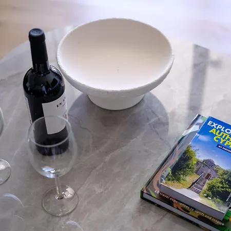 Artemis 105 - Seaside Stories * Livadhia