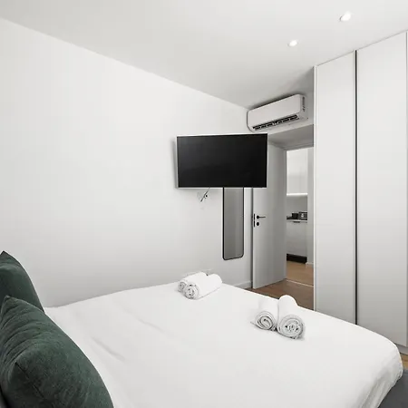 Artemis 105 - Seaside Stories * Livadhia