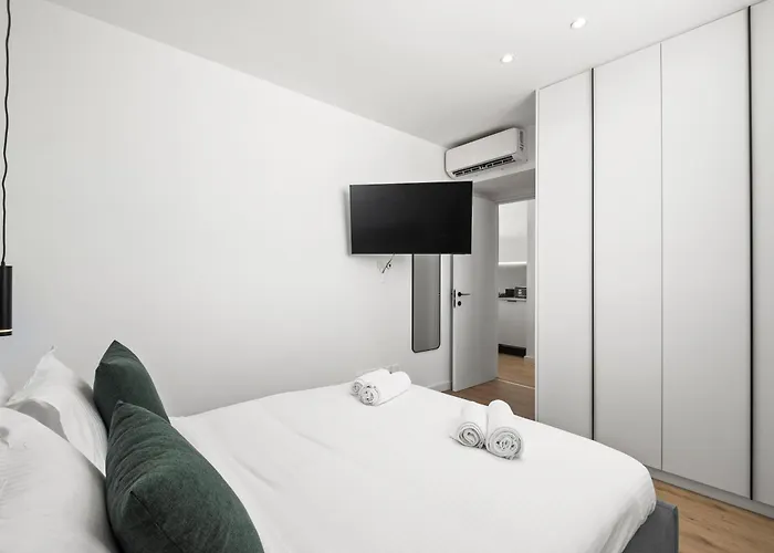 Artemis 105 - Seaside Stories * Livadhia